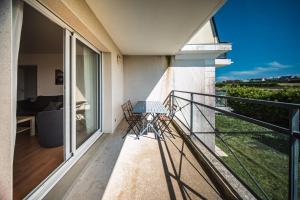 a balcony with a table and a couch on it at Terrasse de l'aber Roscoff in Roscoff