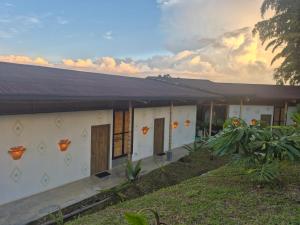 a building with a lot of doors on it at Ecohotel Monte Tierra Habitaciones y Glamping in Filandia