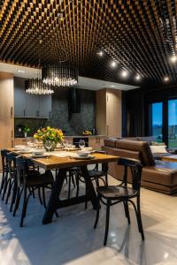 a dining room and kitchen with a table and chairs at Dom w czerni in Górniki