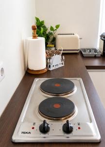 a stove top with two records on a counter at Acogedor departamento céntrico vista al lago in Villarrica