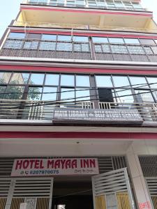 ein Hotel-Maya-Int-Schild an der Seite eines Gebäudes in der Unterkunft Hotel Mayaa Inn in Chupra