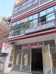 ein Hotel Krazyka Gasthof mit einem Balkon auf dem Dach in der Unterkunft Hotel Mayaa Inn in Chupra