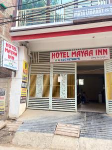ein Hotel namens Maya Inn mit Schildern an der Vorderseite in der Unterkunft Hotel Mayaa Inn in Chupra + 1 Foto
