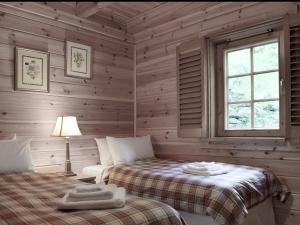 a bedroom with two beds in a log cabin at Alder - Uk5502 in Killin +13 photos