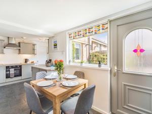 a kitchen and dining room with a table and chairs at Hotspur View in Alnwick