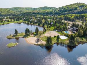 an aerial view of an island in a lake at Chalet du Golf avec Spa in Saint-Faustin