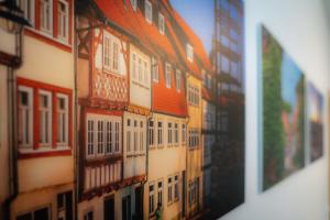 a mural of a building with white windows on a wall at Ferienwohnung Zur Winkelgasse in Bad Langensalza