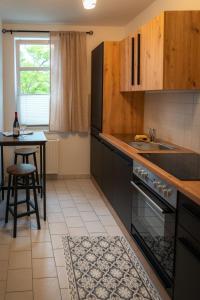a kitchen with a counter and a sink and a table at Ferienwohnung Zur Winkelgasse in Bad Langensalza