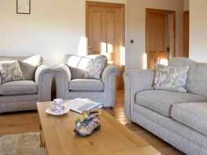 a living room with two couches and a coffee table at Gwel-Y-Lyn in Mydroilin