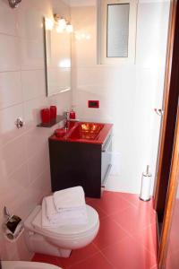 ナポリにあるA' piccerellaのバスルーム(赤い洗面台、トイレ付)