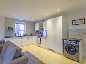a kitchen with a washer and a washing machine at The Bungalow in Dingwall