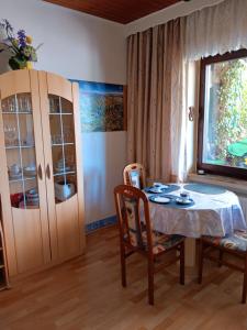 a dining room with a table and chairs and a window at Ferienwohnung Sausen in Kröv