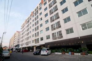 فندق Centric Place في بانكوك: مبنى كبير فيه سيارات تقف امامه