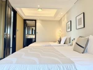 a bedroom with two beds and a window at ChangSha YunXi Riverview Hotel in Changsha