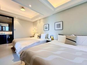 two beds in a hotel room with two bedsvisor at ChangSha YunXi Riverview Hotel in Changsha