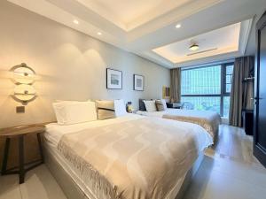 two beds in a hotel room with a window at ChangSha YunXi Riverview Hotel in Changsha +221 photos