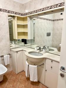 a bathroom with a sink and a mirror at G&G Suites in Bugia