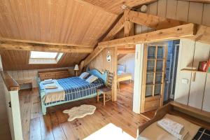 an overhead view of a bedroom in a cabin at La Ferme Des Astres in Les Angles