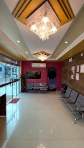 a large lobby with chairs and a chandelier at Domus Hotel Rio Verde - Parauapebas in Parauapebas
