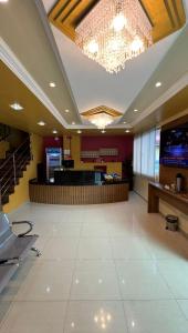 a large lobby with a waiting room and a bar at Domus Hotel Rio Verde - Parauapebas in Parauapebas