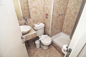 a bathroom with a toilet and a sink and a shower at Hotel Costa Marfil Baquedano in Antofagasta