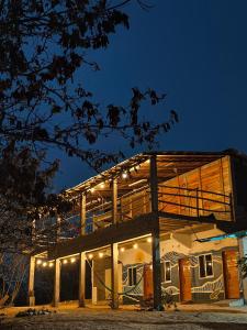 ein Haus mit Lichtern bei Nacht in der Unterkunft El Cielo Hostel in Barra de la Cruz