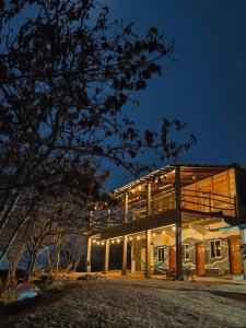 ein Gebäude, das nachts beleuchtet ist in der Unterkunft El Cielo Hostel in Barra de la Cruz