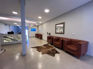 a waiting room with leather chairs and a mirror at Rosa's Hotel in Toledo