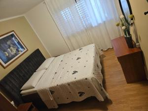 a bed in a room with a window at Apartman Bruna in Novigrad Istria