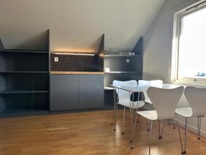 ein Esszimmer mit weißen Stühlen und einem Tisch in der Unterkunft Sommerfryd in Oslo