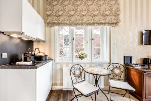 a kitchen with a table and two chairs and a window at Villa Linnenschmidt, Historische Villa, Bremen Zentral, HBF, Messe, ÖVB Arena, Kostenloser Parkplatz, Altstadt in Bremen