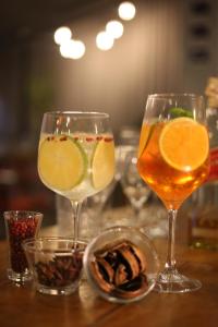 two glasses of drinks sitting on a table at Transamerica Fit Contagem in Contagem