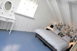 ビダールにあるLa Crampotte de Bidartの小さなベッドルーム(ベッド1台、シンク付)
