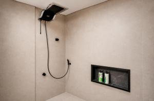 a bathroom with a shower with a shower at Arraial Praia Hotel Pousada in Arraial d'Ajuda +36 photos