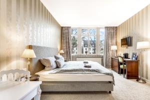 a bedroom with a bed and a window at Villa Linnenschmidt, Historische Villa, Bremen Zentral, HBF, Messe, ÖVB Arena, Kostenloser Parkplatz, Altstadt in Bremen