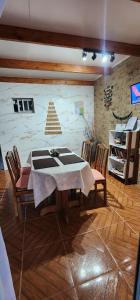 a dining room with a table and chairs at La Quimera a pasos de la playa in Atlántida
