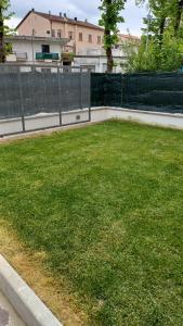 a yard with green grass and a fence at il Biscottino in Castel di Sangro