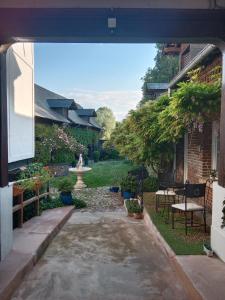 a courtyard with a fountain in the middle of a yard at Chambre d'hôtes studio proche mer Mers-les-bains in Gamaches