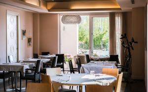a dining room with tables and chairs and a window at Tobago in Garda