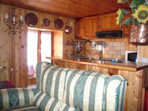 ein Wohnzimmer mit einem Sofa in der Küche in der Unterkunft Chalet Sheila in Andalo