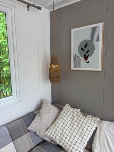 a bedroom with a bed and a picture on the wall at Chalet Masion Meerwijck 6 aan het Zuidlaardermeer in Kropswolde