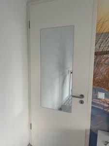 a mirror on the side of a white door at De Groene Oase in Harkstede