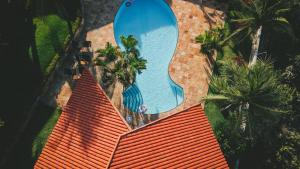 an overhead view of a swimming pool and a house at Casa Kite Academy in Caucaia
