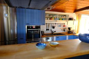 a kitchen with blue cabinets and two bowls on a counter at Judies Garten in Füsing