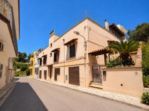an empty street with a building with a palm tree on the side at Camera Cafè Affitta camere in Nardò