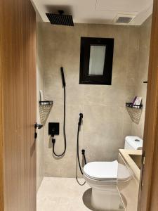 a bathroom with a toilet and a shower in it at سويت مسك غرفة وصالة بلمسة عصرية راقية in Dammam +17 photos