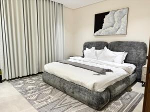 a bedroom with a large bed in a room at سويت مسك غرفة وصالة بلمسة عصرية راقية in Dammam