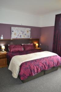 A bed or beds in a room at Crabble Hill House 