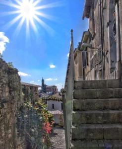 eine Treppe, die zu einem Gebäude mit Sonne hinaufführt in der Unterkunft Jemi's House in Vibonati + 5 Fotos