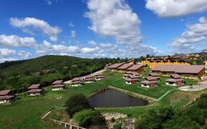 a group of houses on a hill with a lake at Wintterville Apartamento Térreo 13J para até 6 pessoas in Gravatá